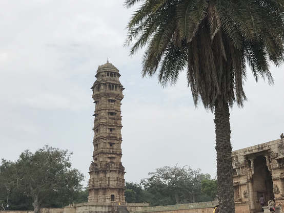 Der begehbare Turm Vijaya Stambha ist etwa 37,2 m hoch und wurde 1440 erbaut 