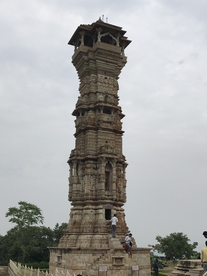 Der Turm Kirti Stambha ist etwa 24,5 m hoch und wurde 1301 errichtet.