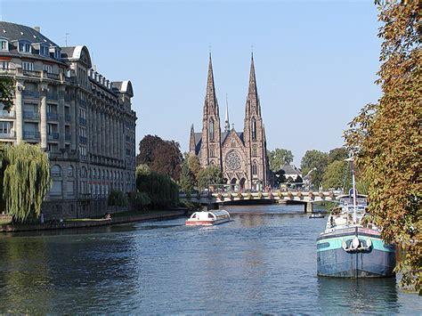 Strasburga preĝejo. Malbfone la rivero