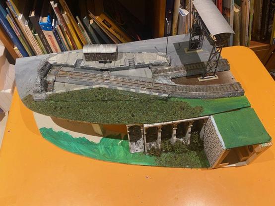 Module de modélisme ferroviaire vu d'en haut, avec pont secteur et grue de chargement