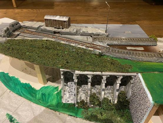 Module de modélisme ferroviaire avec un pont secteur lima, une falaise et des arcades