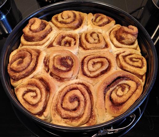 Back-Rundform mit 13 Zimtschnecken nach dem Backen.
