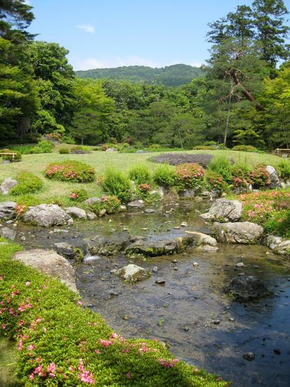 The garden of Murin-an draws the peaks of Higashiyama into its grounds to create an expansive feeling from the limited space.