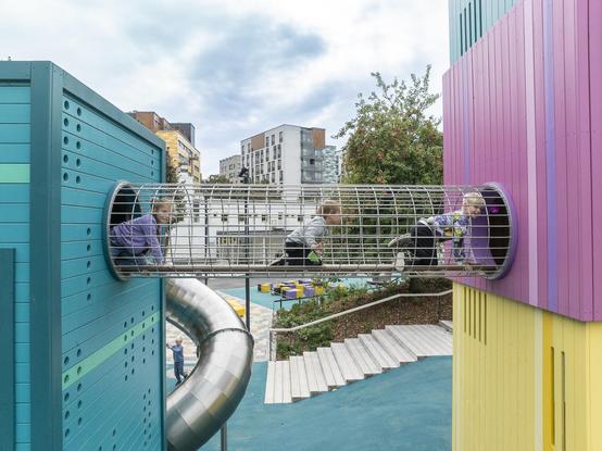 Spielende Kinder auf dem neuen Computer-Themen-Spielplatz in Helsinki-Ruoholahti