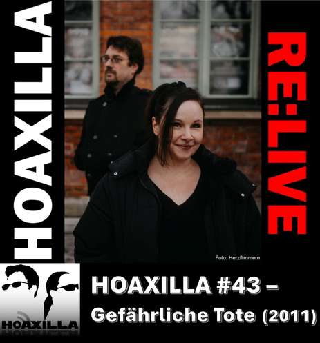 Foto von Alexa und Alexander vor einer roten Ziegelwand. Links und rechts am Bildrand steht der Text: "HOAXLLA RE:LIVE" Unten links befindet sich das HOAXILLA Logo und daneben der Text HOAXILLA #43 - Gefährliche Tote (2011)
