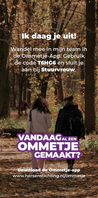 A wooded area in autumn with two people walking away from the viewer. Text on the image promotes the Ommetje-App, encouraging participation in walking activities and includes a code for joining a team.