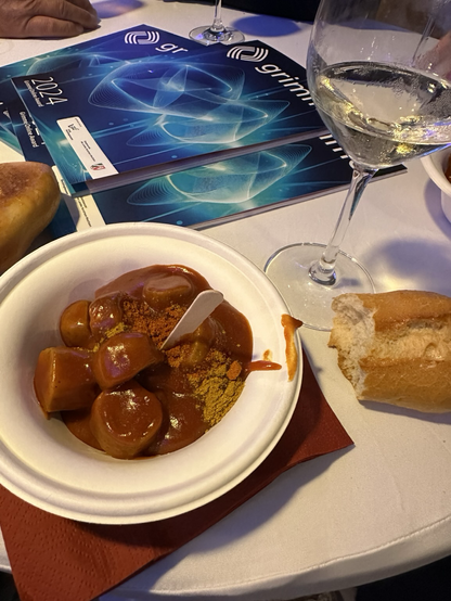 Eine Schale mit vegetarischer Currywurst.