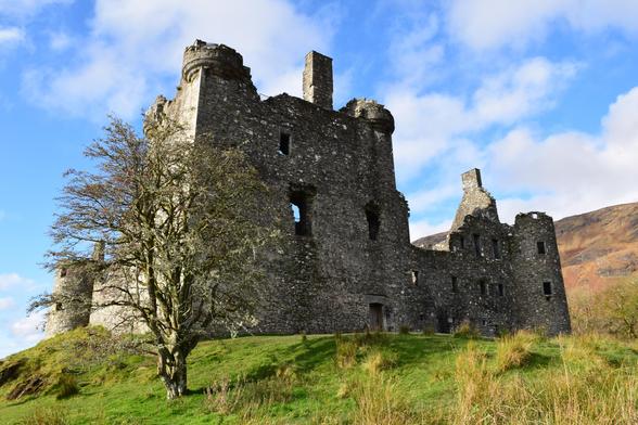 Photo of the ruins of a Scottish castle