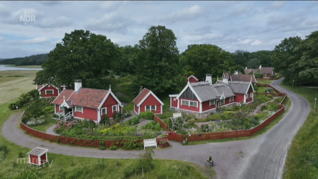 Sweden as from the picture book: The Halland region south of Gothenburg is known in Scandinavia as the "Swedish Riviera" and a popular destination in summer. Typical of this coast: miles of beaches and shallow, clear water. No wonder Halland is nicknamed "Swedish Bathtub".