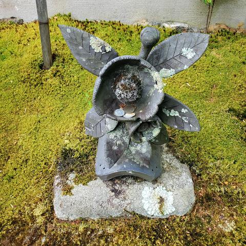 A clay sal flower at the entrance to Torin-in. Thanks to the sal trees within its grounds Torin-in is known as the 'Sal Tree Temple'.