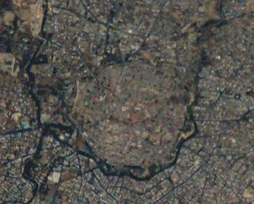 Vista de satélite. Aunque se ha construido fuera, el centro conserva el mismo contorno de las murallas.