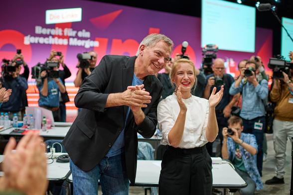 Jan van Aken und Ines Schwerdtner auf dem Parteitag