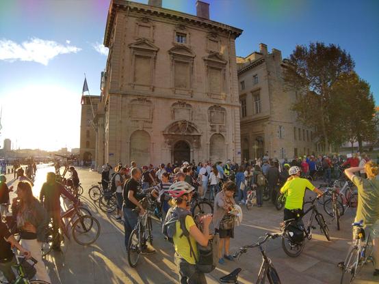 Des cyclistes devant la mairie de Marseille rassemblé•e•s en mémoire de Paul.