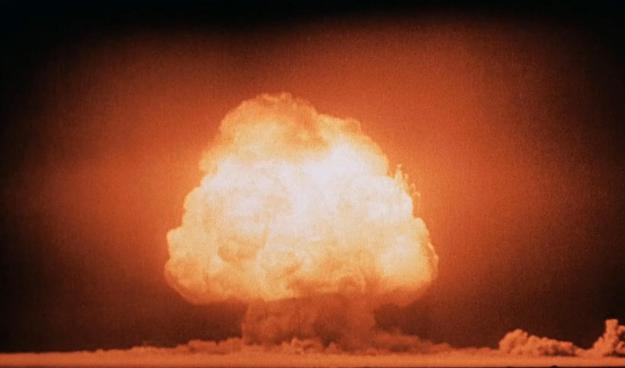 Der Trinity-Test des Manhattan-Projekts war die erste Detonation einer Atomwaffe.
Quelle: United States Department of Energy - Trinity and Beyond: The Atomic Bomb Movie
Lizenz: Public domain