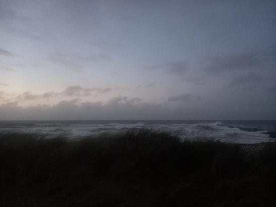 Es wird dunkel über dem Meer. Wir gucken direkt drauf.