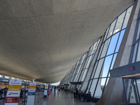 Le hall de départs de l'aéroport de Washington DC Dulles. Architecte Eero Saarinen. Plafond courbé en béton, baies vitrées bombées.