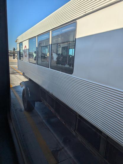 Peoplemovers de l'aéroport de Dulles, a l'extérieur. Montés sur de gigantesques pneus et châssis pour être à la hauteur des bâtiments.