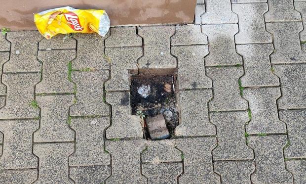 Foto vom Tatort, an dem die Stolpersteine herausgerissen und gestohlen wurden. 📸 DuBistHalle.de