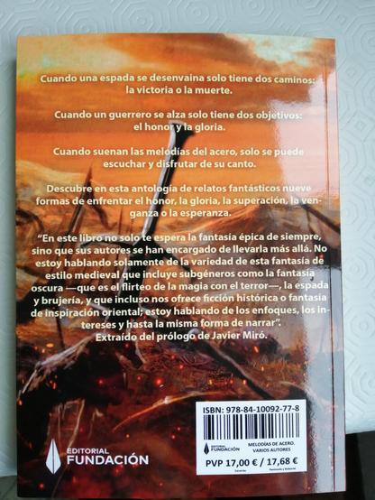 Contraportada de Melodías de Acero escrito con un estilo grandioso, como una fanfarria.