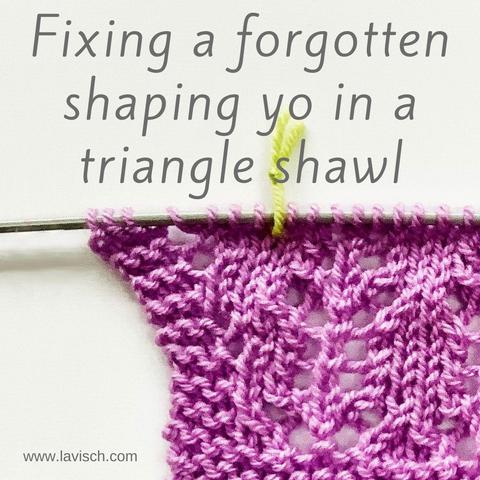 A swatch in lilac yarn on a knitting needle in which an an increase at the edge is missing.