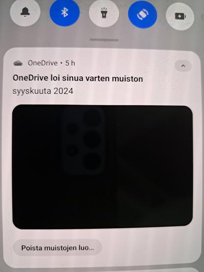 Kuva kännykän ilmoitusruudusta. Ilmoituksena "Onedrive loi sinua varten muiston syyskuuta 2024"
Ilmoituksessa täysin musta kuva.