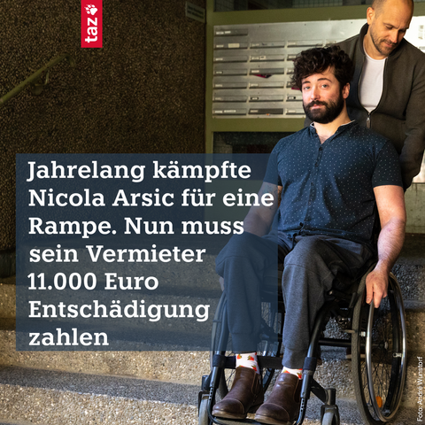 Bildbeschreibung: Nicola Arsics Man hilft Nicola im Rollstuhl die Treppenstufen hinauf. Dazu der Text: Jahrelang kämpfte Nicola Arsic für eine Rampe. Nun muss sein Vermieter 11.000 Euro Entschädigung zahlen