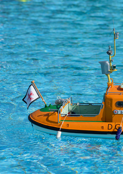 The orange of the past
The model of the sea rescue boat GESINA was put into service on Wangerooge in 1971. After two changes of station to Horumersiel and Gelting on the Baltic Sea, it was sold to the Hooksiel shipyard as a work boat in 1994.
Since 1997 it has been painted in its original color at its first location, but in front of the island museum at the old Wangerooge lighthouse.
Although there are two kits available to buy, Jörg Harms started building the rescue boat as his first model according to plan in 2018. The 1:10 scale model was finished in 2022. Since then, the GESINA has been at almost every show, like here in Bad Bramstedt.