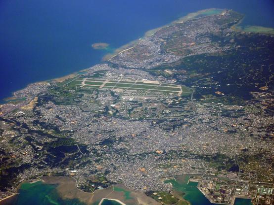Luftaufnahme der Kadena Air Base
Autor: Sonata, https://ja.wikipedia.org/wiki/User:Sonata
Lizenz: CC BY-SA 3.0