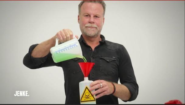 Screenshot aus dem Beitrag

Jenke schüttet eine grüne Flüssigkeit in einen Behälter, der ein ⚠️ hat