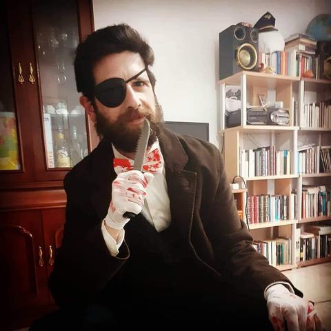 Yo caracterizado como el Destripador de Lérez, barba tupida, parche negro en el ojo, pajarita y guantes blancos manchados de sangre falsa y un cuchillo falso en la mano.