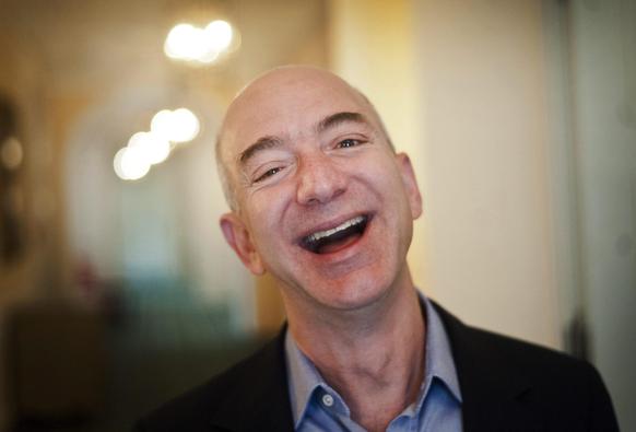 Jeff Bezos, el jefazo de Amazon, de risas.
