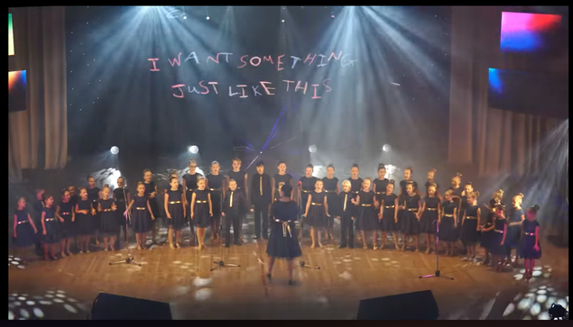 The Chainsmokers & Coldplay - 
Something Just Like This (cover by COLOR 
MUSIC Choir)
SOMETHING - Ein Chor, viele Kinder 
einige Erwachsene, auf einer Bühne 
mit Leinwand, singt das Lied von 
Coldplay Chainsmokers "Something 
just like this". Auf der Leinwand wird 
der Liedtext angezeigt. Sehr schönes 
Lied und zauberhaft vorgetragen.