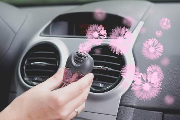 🚗✨ Khử mùi ô tô hiệu quả – Giữ không gian xe luôn thơm tho!
https://www.youtube.com/@ChamSocOToChuyenNghiep
Mùi hôi trong ô tô không chỉ gây khó chịu mà còn ảnh hưởng đến trải nghiệm lái xe. Dưới đây là một số mẹo đơn giản giúp bạn khử mùi hiệu quả:
1. Vệ sinh thường xuyên: Lau chùi ghế, thảm và các bề mặt trong xe để loại bỏ bụi bẩn và mùi hôi.
2. Sử dụng baking soda: Rắc một ít baking soda lên thảm và ghế, để khoảng 15-30 phút rồi hút bụi, giúp hút ẩm và mùi khó chịu.
3. Dùng tinh dầu hoặc hương liệu tự nhiên: Thêm một vài giọt tinh dầu vào bông gòn và để trong xe để tạo mùi thơm dễ chịu.
4. Mở cửa sổ: Để không khí trong lành vào xe, đặc biệt sau khi đỗ lâu ngoài trời.
Hãy thử những mẹo này để mang lại không gian lái xe thoải mái và dễ chịu hơn nhé! 🌼💨 #KhửMùiÔTô #ChămSócÔTô #KhôngGianThoángMát