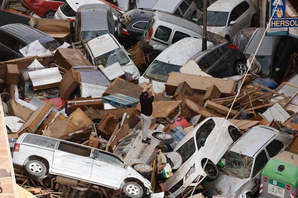 Photographs of the floods in Spain: Cars piled up on a street