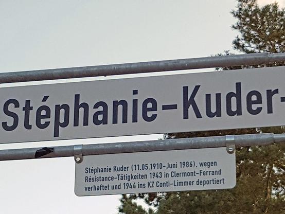 Bild: Bild: Straßen- und enthülltes Legendenschild von #Stéphanie_Kuder vom 11. Oktober 2024 in der Wasserstadt in Linden-Limmer – Arbeitskreis