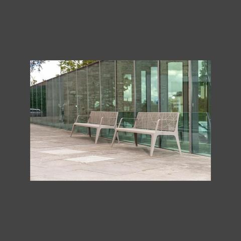 Sitzbank Chalidor 800 mit Armlehne (Foto: BENKERT BÄNKE)