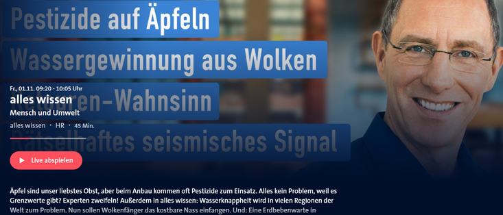 Bildschirmfoto Fernsehsendung  "alles Wissen" 
01.11.2024rechts das Gesicht des Moderators 
der freundlich lächelt  - links Text zur Sendung 
"Pestizide auf Äpfeln" ... und weiterer Text

Äpfel sind unser liebstes Obst, aber beim 
Anbau kommen oft Pestizide zum Einsatz. 
Alles kein Problem, weil es Grenzwerte gibt? 
Experten zweifeln! 
