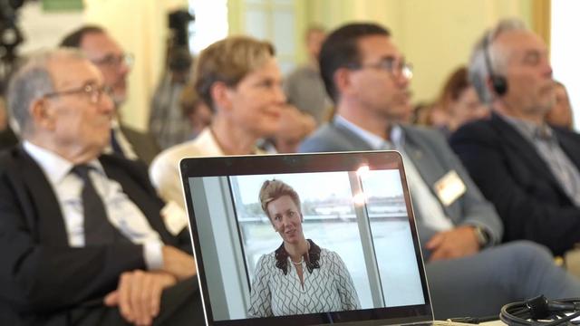 Bild mit Ina Brandes, Ministerin für Kultur und Wissenschaft des Landes Nordrhein-Westfalen (c) LENTFER FILMPRODUKTION
