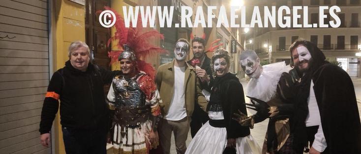 El periodista Rafael Ángel Fernández Gutiérrez con monstruos en la noche de Halloween Samaín . Journalist Rafael Ángel Fernández Gutiérrez, with monsters on Halloween night Samhain