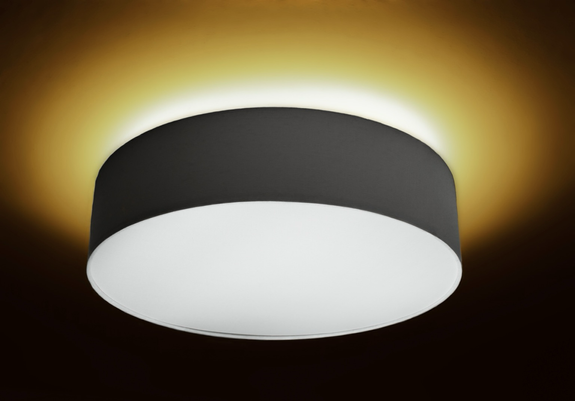 Plafoniera con la sua luce, avvolta nel buio.