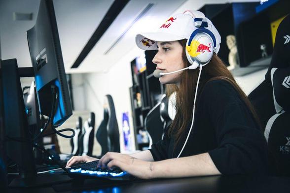 Jogadora profissional de CS2 e multicampeã pela FURIA, Gabs será uma das capitães do Red Bull ClassiCS (Crédito: Fabio Piva / Red Bull Content Pool)