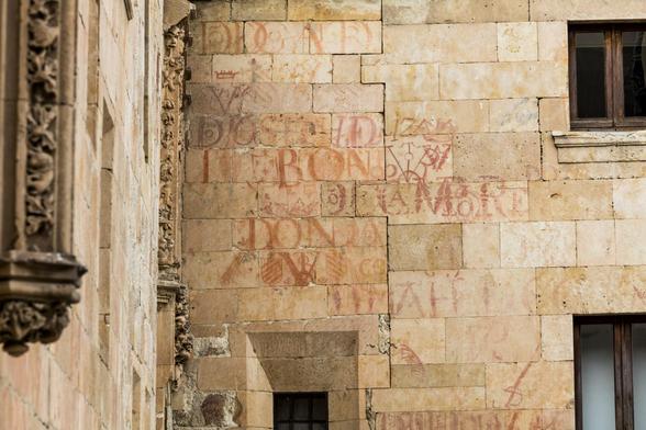 Muro en la universidad de Salamanca cubierto de letras y vítores.