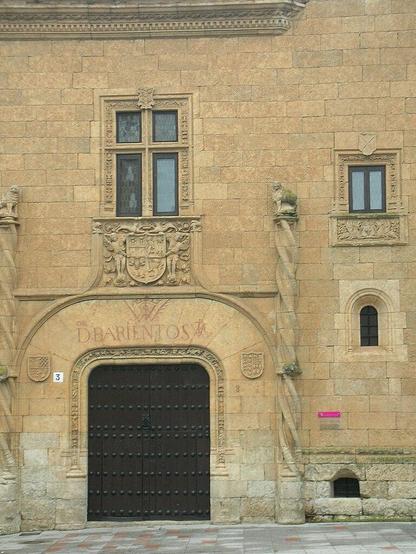 Puerta del Palacio de los Ávila y Tiedra en Ciudad Rodrigo, con el vítor de Barientos.