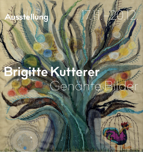 Stoffbild aus zusammengenähten, verschiedenfarbigen Stoffstücken, teils mit sichtbaren Nähten. Stellt Baum dar mit Ästen,die sich wie Flammen nach oben strecken. Rechts am Fuß des Baumes ein bunter Hahn in einem Vogelkäfig.