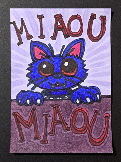 Un dessin représentant carbonacat, un chat à la fourrure bleue et aux yeux très gros rouges, portant un collier et les deux pattes avant sur une table, regardant vers la caméra avec deux MIAOU écrits en lettres rouges au dessus et en dessous, et des lignes pâles irradiant de sa tête.