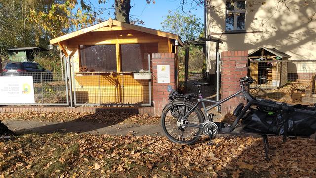 Foto der kleinen Verkaufshütte von Dorfstr. 19, davor steht mein Lastenrad. 