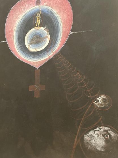 La imagen muestra un corazón con círculos concéntricos azules y blancos dentro de él, con un fondo rosa. En la parte superior del corazón hay un hombre pequeño de pie sobre una criatura parecida a un dragón. Debajo del corazón hay una cruz invertida con un fondo marrón oscuro. A la derecha del corazón hay un espiral naranja que va hacia arriba y termina en un círculo con un cráneo dentro. En la parte inferior de la imagen hay un rostro mirando hacia arriba hacia el espiral. La imagen está dibujada con líneas gruesas y parece ser una pintura al óleo.