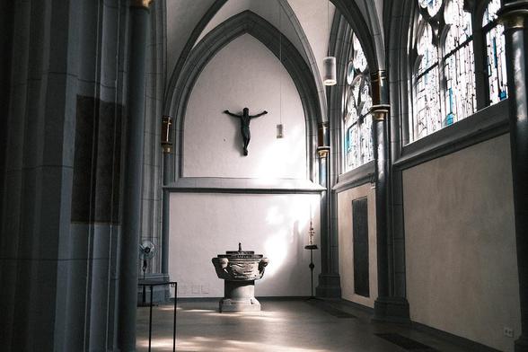 Antoniterkirche: Romanesque baptismal font and ‘Crucifix II’ by Ernst Barlach.