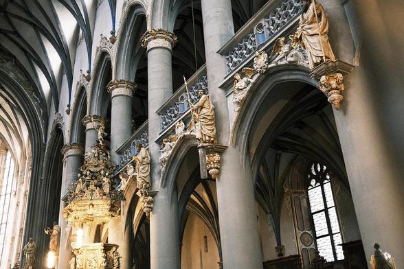 Baroque elements and figurative ornamentation in the nave.