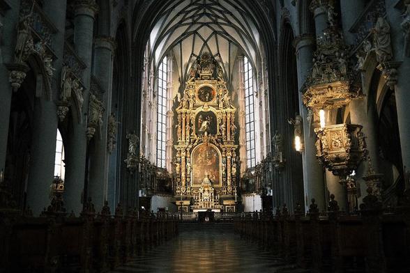 Nave with view towards the choir and the pompous high altar.